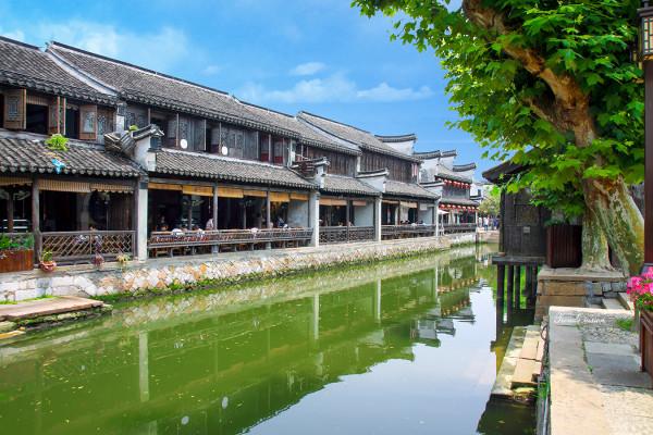 和上司意见不一致时，你一般会如何解决？