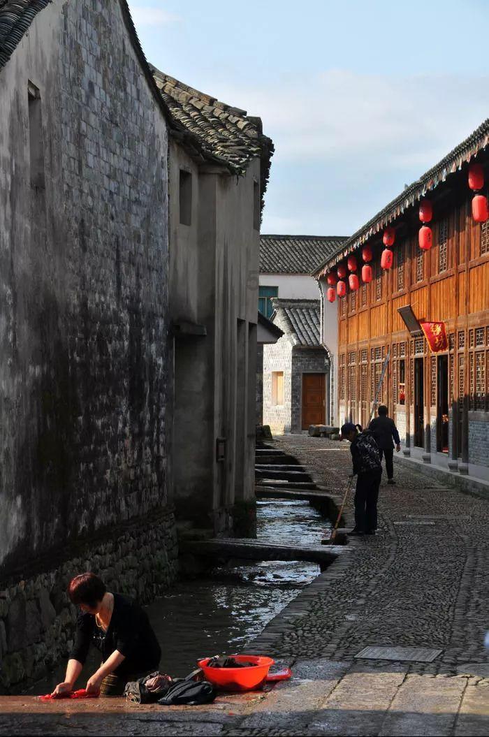 一个双子座男生只要和他对视久了,就会笑,以前经常在一起玩,现在几乎不怎么接触- 专业有问必答平台